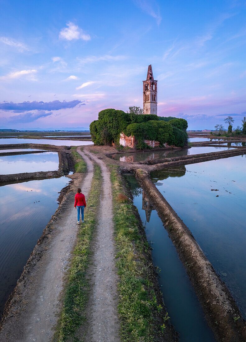 Sonnenuntergang über den Reisfeldern und der verlassenen Kirche von Sant'Antonio. Casaleggio di Novara, Novara, Piemont, Italien.