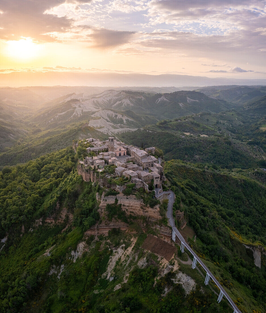 Luftaufnahme von Civita di Bagnoregio bei Sonnenaufgang, Bezirk Viterbo, Latium, Italien, Europa.