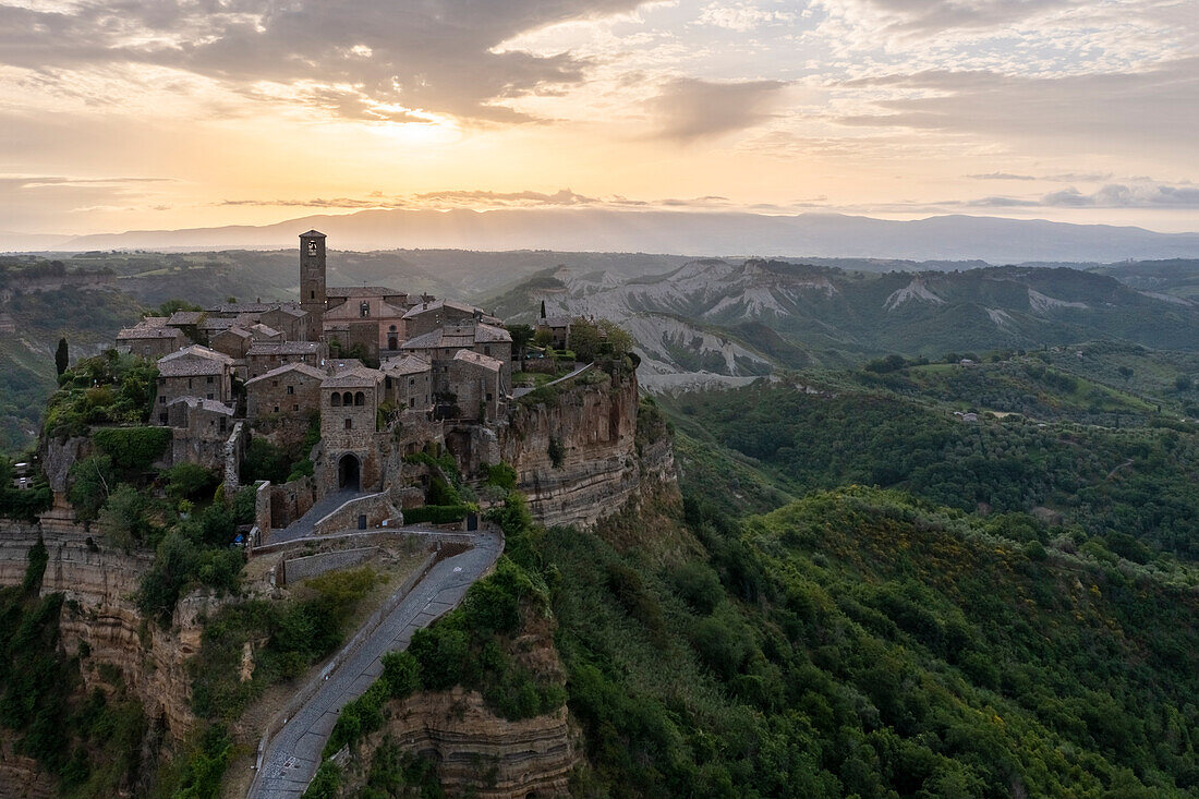 Luftaufnahme von Civita di Bagnoregio bei Sonnenaufgang, Bezirk Viterbo, Latium, Italien, Europa.