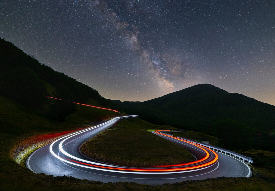 Milkyway am Lagastrello Pass mit Lichtspuren, Comano, Massa Carrara, Appennino Tosco Emiliano, Toskana, Italien, Südeuropa