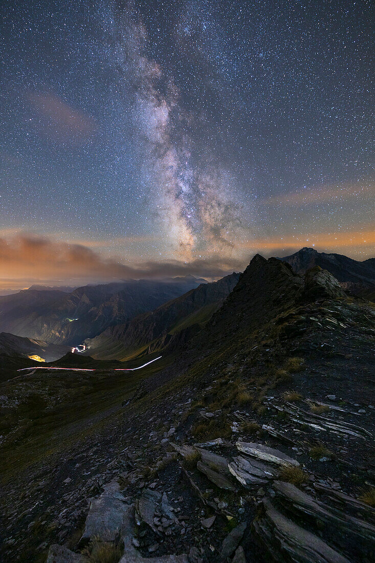 Nachtansicht des Col Agnel mit Milchstraße, Col Agnel, Alpi Cozie, Alpi del Monviso, Cuneo, Piemont, Italien, Südeuropa