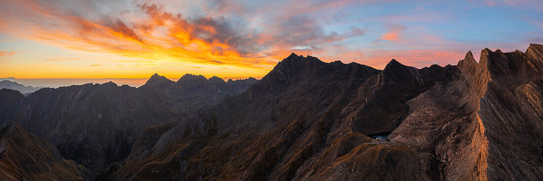 Pic Brusalana Pic d'Asti und Pain de Sucre von Taillante bei Sonnenaufgang im Sommer, Col Agnel, Alpi Cozie, Alpi del Monviso, Cuneo, Piemont, Italien, Südeuropa