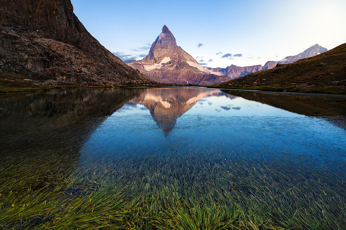 Matterhorn spiegelt sich im Rifflesee bei Sonnenaufgang im Sommer, Zermatt, Kanton Wallis, Visp, Schweiz, Westeuropa