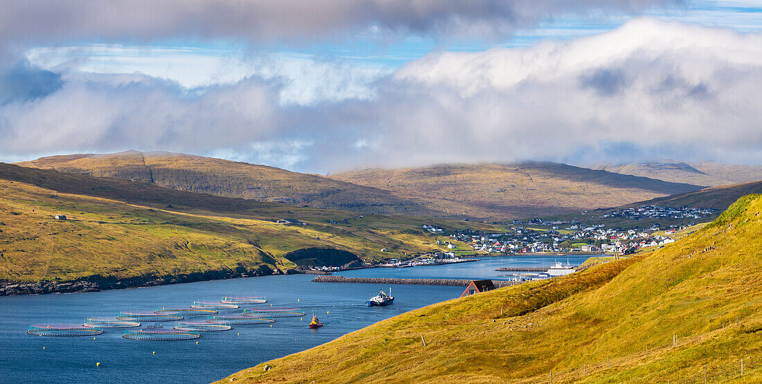 Panoramablick auf das Dorf Sandavagur bei Sonnenuntergang, Vagar, Färöer Inseln, Dänemark, Skandinavien