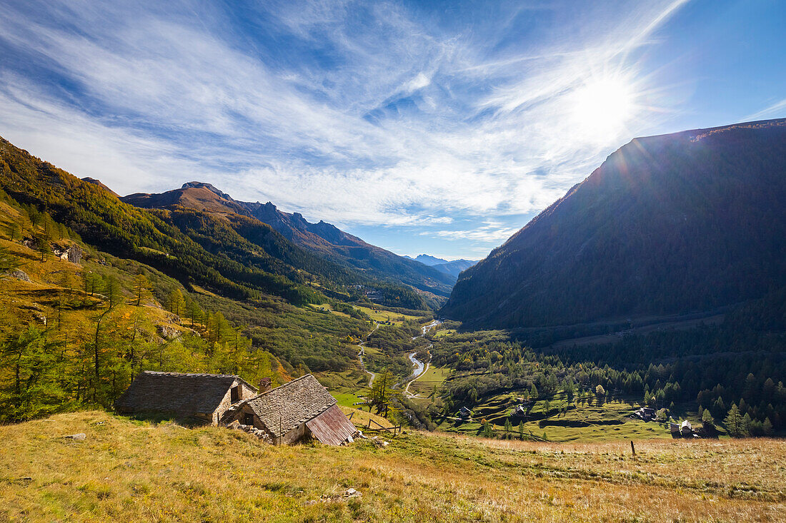 Herbstlicher Blick auf das Laub und die Farben des Cairascatals von der Alpe Veglia. Cairasca-Tal, Divedro-Tal, Ossola-Tal, Varzo, Piemont, Italien.