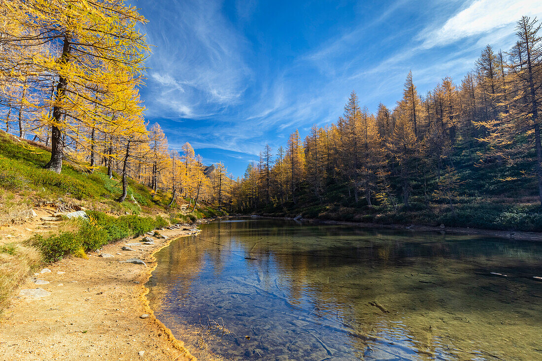 Herbstlicher Blick auf die Farben und Spiegelungen am Lago delle Streghe. Alpe Veglia, Cairasca-Tal, Divedro-Tal, Ossola-Tal, Varzo, Piemont, Italien.