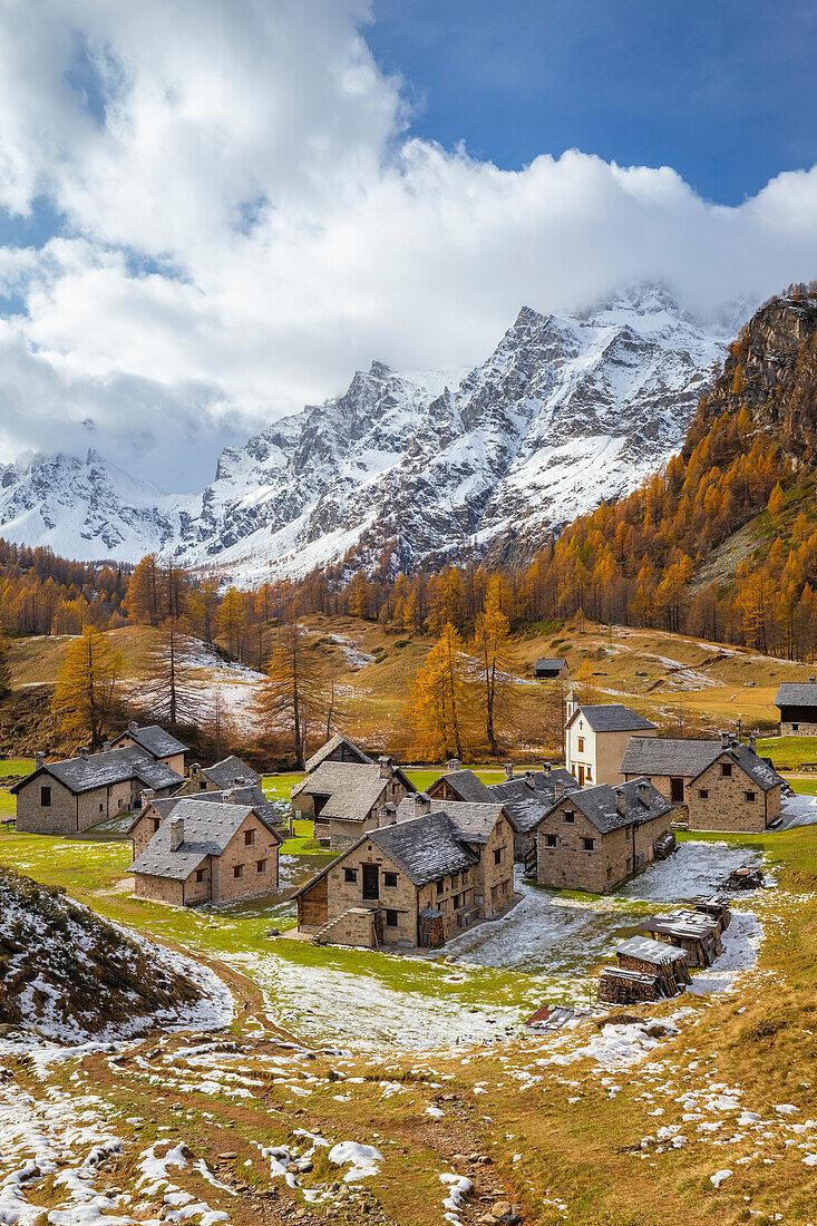 Herbstliche Ansicht der Stadt Crampiolo mit den Bergen, die die Alpe Devero umgeben. Alpe Devero, Devero-Tal, Antigorio-Tal, Ossola-Tal, Piemont, Gemeinde Verbano Cusio Ossola, Italien.