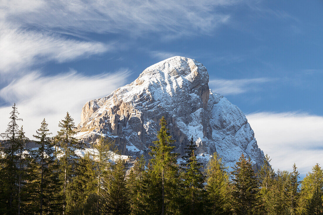 Blick auf den Peitlerkofel (Sas Putia) nach einem Schneesturm, Provinz Bozen, Südtirol, Trentino Südtirol, Italien,