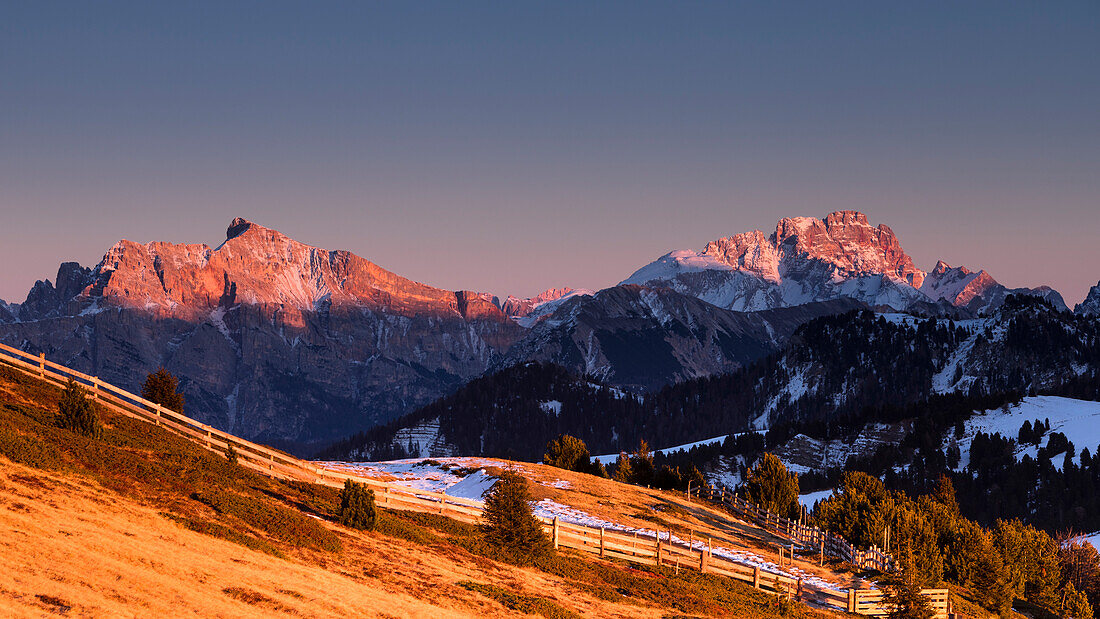 Sonnenuntergang über der Rotwand (Hohe Gaisl) und dem Seekofel, Provinz Bozen, Südtirol, Trentino Südtirol, Italien