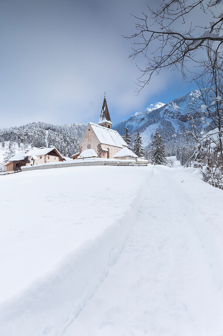 das berühmte Kirchlein St. Magdalena in Villnöss nach einem Schneefall, Provinz Bozen, Südtirol, Trentino Alto Adige, Italien,