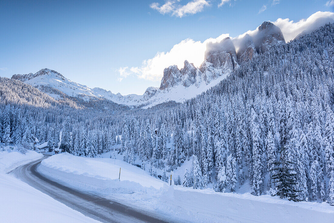 Die Straße zur Zanseralm (Zannes) in Villnöss mit der Geislergruppe im Hintergrund, Provinz Bozen, Trentino Südtirol, Italien,