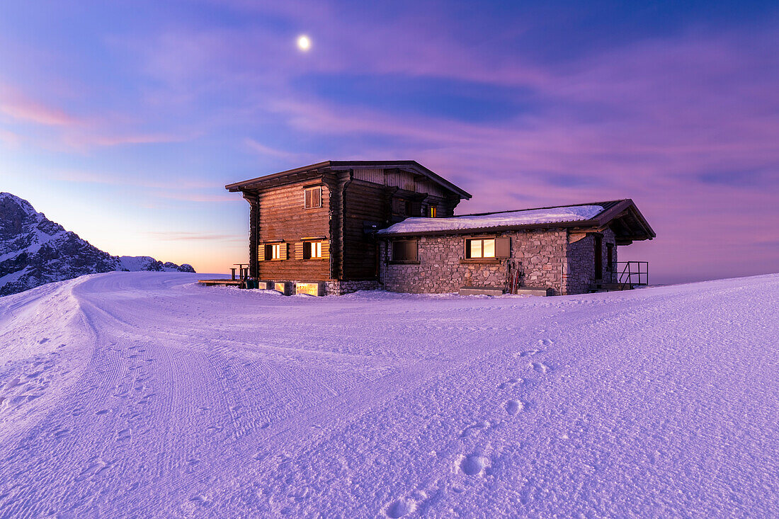 Blick auf einen farbenfrohen Sonnenaufgang vor dem Rifugio Aquila im Winter. Colere, Val di Scalve, Bezirk Bergamo, Lombardei, Italien, Südeuropa.