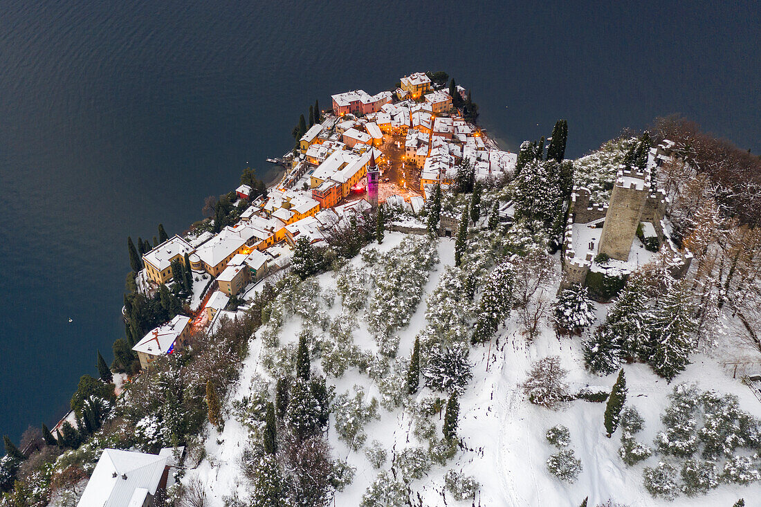 Schnee über Varenna am Comer See, Provinz Lecco, Lombardei, Italien