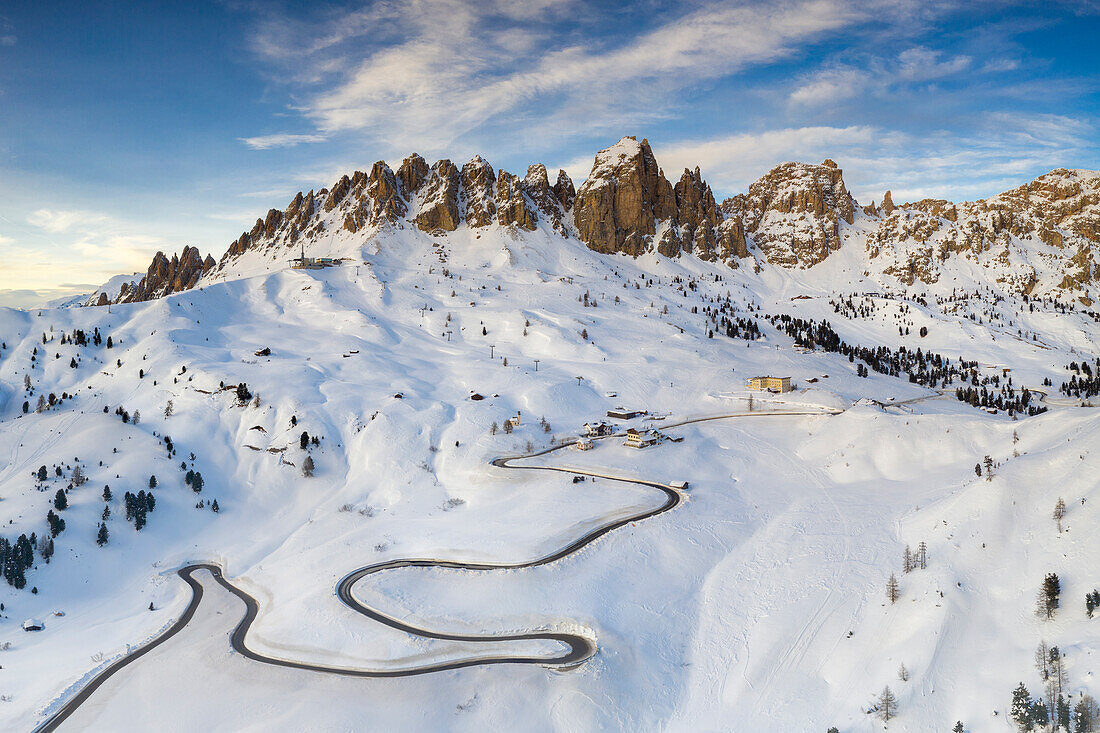 Luftaufnahme des Grödner Jochs, Dolomiten, Südtirol, Provinz Bozen, Italien, Europa