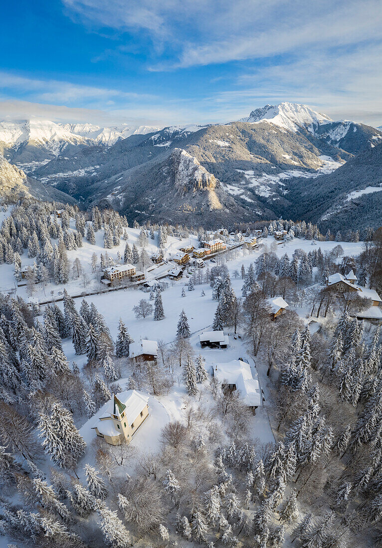 Luftaufnahme der Silvestri-Kirche, des Presolana-Passes und des Pizzo Camino nach einem winterlichen Sonnenaufgang. Presolana-Pass, Colere, Seriana-Tal, Provinz Bergamo, Lombardei, Italien.