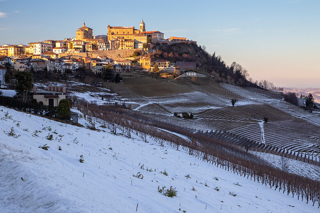 Winterlicher Sonnenuntergang über dem Dorf La Morra, Langhe, Kreis Cuneo, Piemont, Italien.