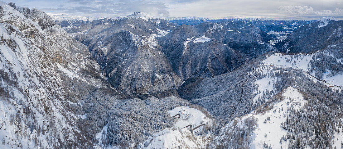 Panoramablick aus der Luft auf den Presolana-Pass und das Scalve-Tal nach einem Winterschneefall. Presolana-Pass, Angolo Terme, Seriana-Tal, Provinz Bergamo, Lombardei, Italien.