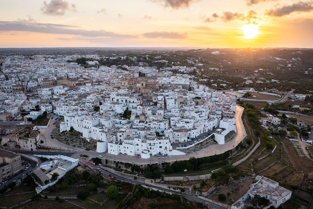 Luftaufnahme der weißen Stadt Ostuni bei Sonnenuntergang. Bezirk Brindisi, Apulien, Italien, Europa.