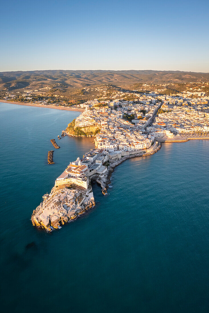 Luftaufnahme der Altstadthalbinsel von Vieste bei Sonnenaufgang. Provinz Foggia, Nationalpark Gargano, Apulien, Italien.