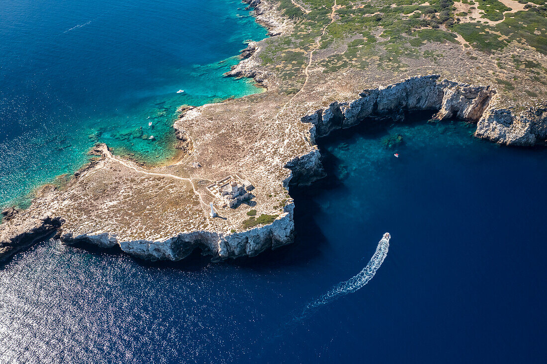 Blick auf Punta del Grottone und seinen verlassenen Leuchtturm auf der Isola di Capraia. Tremiti-Inseln, Bezirk Foggia, Apulien, Italien.