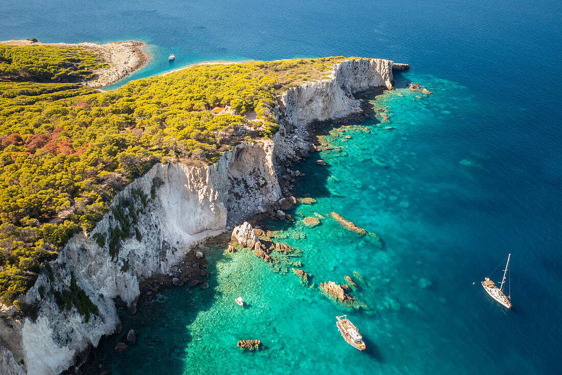 Blick auf Punta del Diamante auf Isola san Domino. Tremiti-Inseln, Bezirk Foggia, Apulien, Italien.
