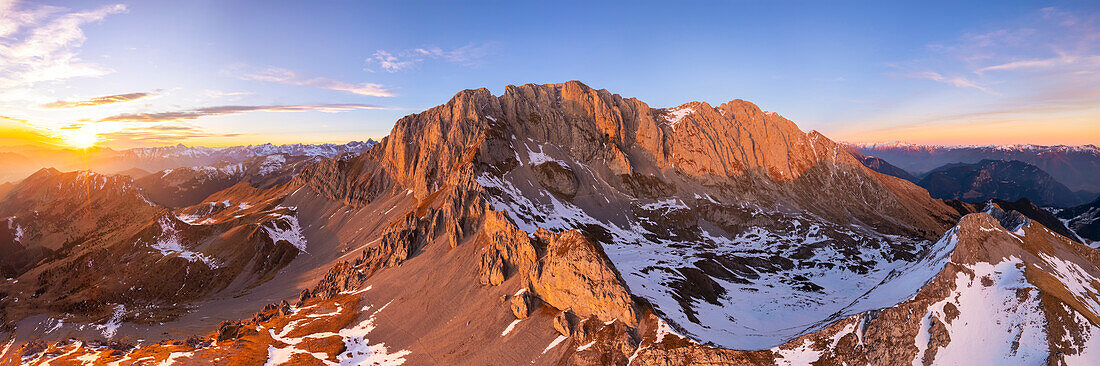 Luftaufnahme des Presolana-Berges von oben im Winter bei Sonnenuntergang. Val Seriana, Castione della Presolana, Bezirk Bergamo, Lombardei, Italien, Südeuropa.