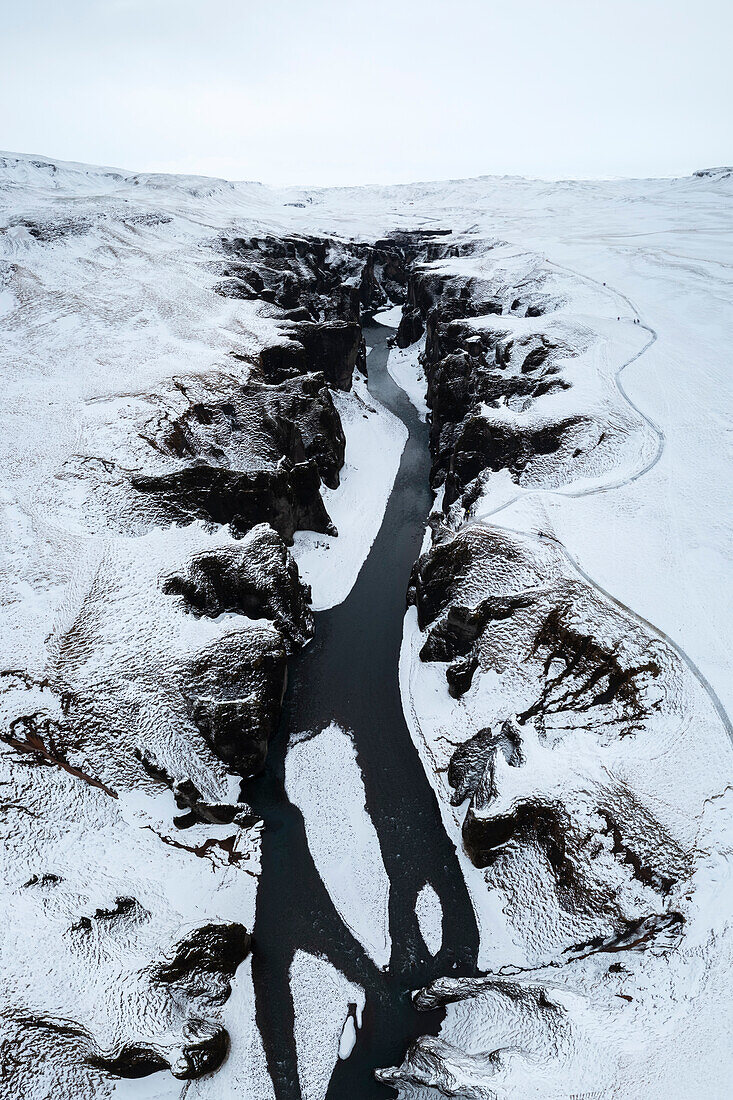 Luftaufnahme der Fjadrargljufur-Schlucht im Winter. Kirkjubæjarklaustur, Sudurland (Südisland), Island, Nordeuropa.