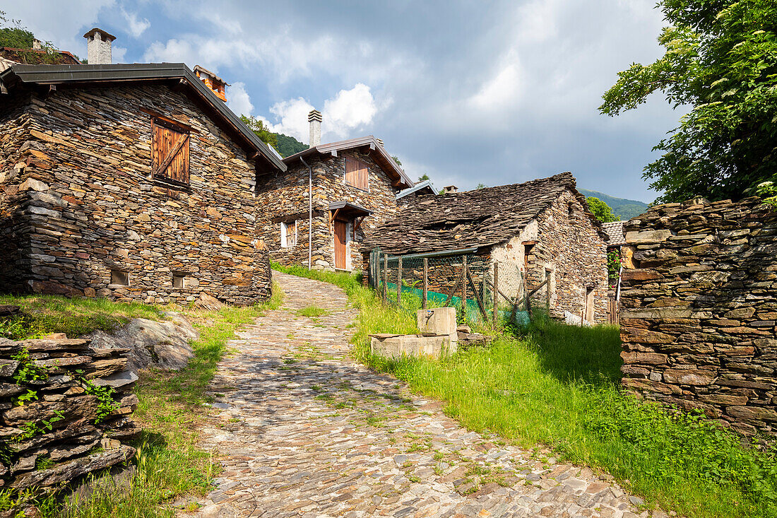 Blick auf das kleine Dorf Sarona, Curiglia con Monteviasco, Veddasca-Tal, Bezirk Varese, Lombardei, Italien.
