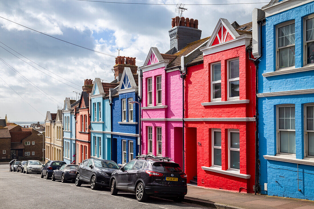 Blick auf die bunten Häuser in der Blaker street, Brighton, East Sussex, Südengland, Vereinigtes Königreich.