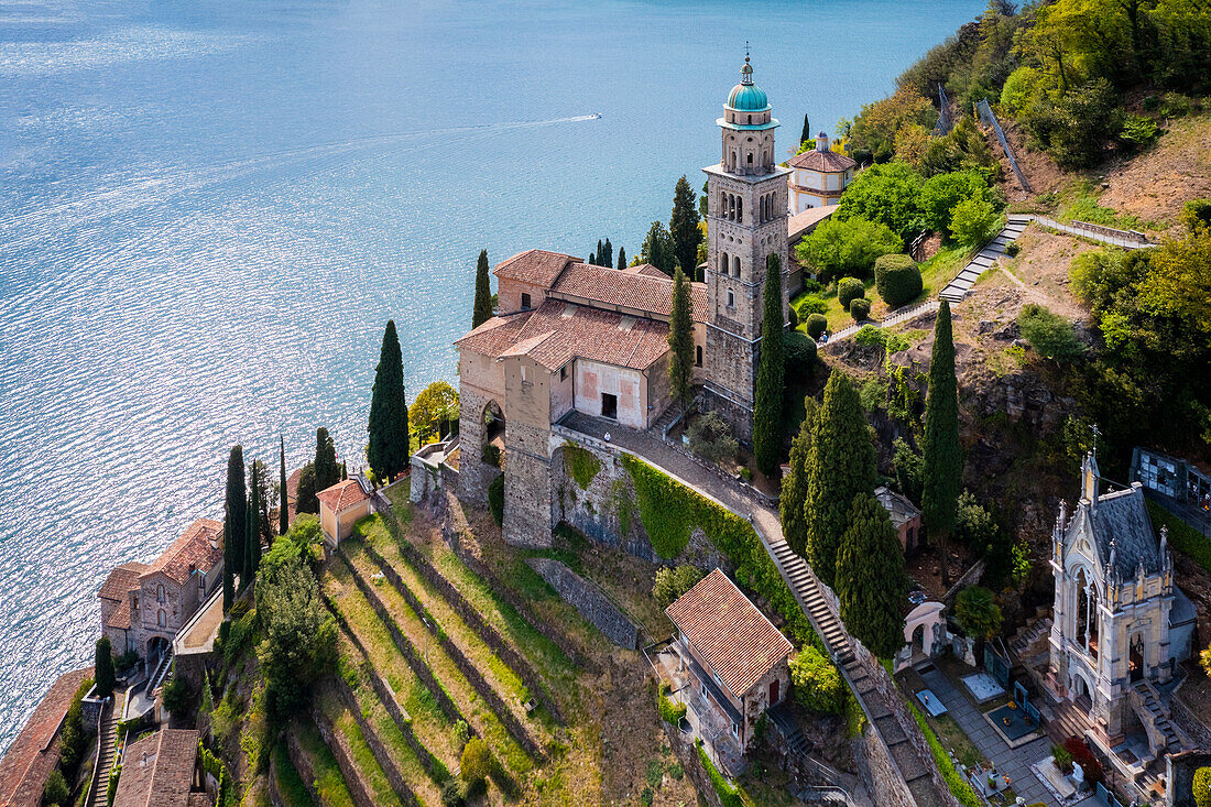 Luftaufnahme des kleinen schweizerischen Dorfes Morcote und der Kirche Santa Maria del Sasso. Morcote, Kanton Tessin, Schweiz.