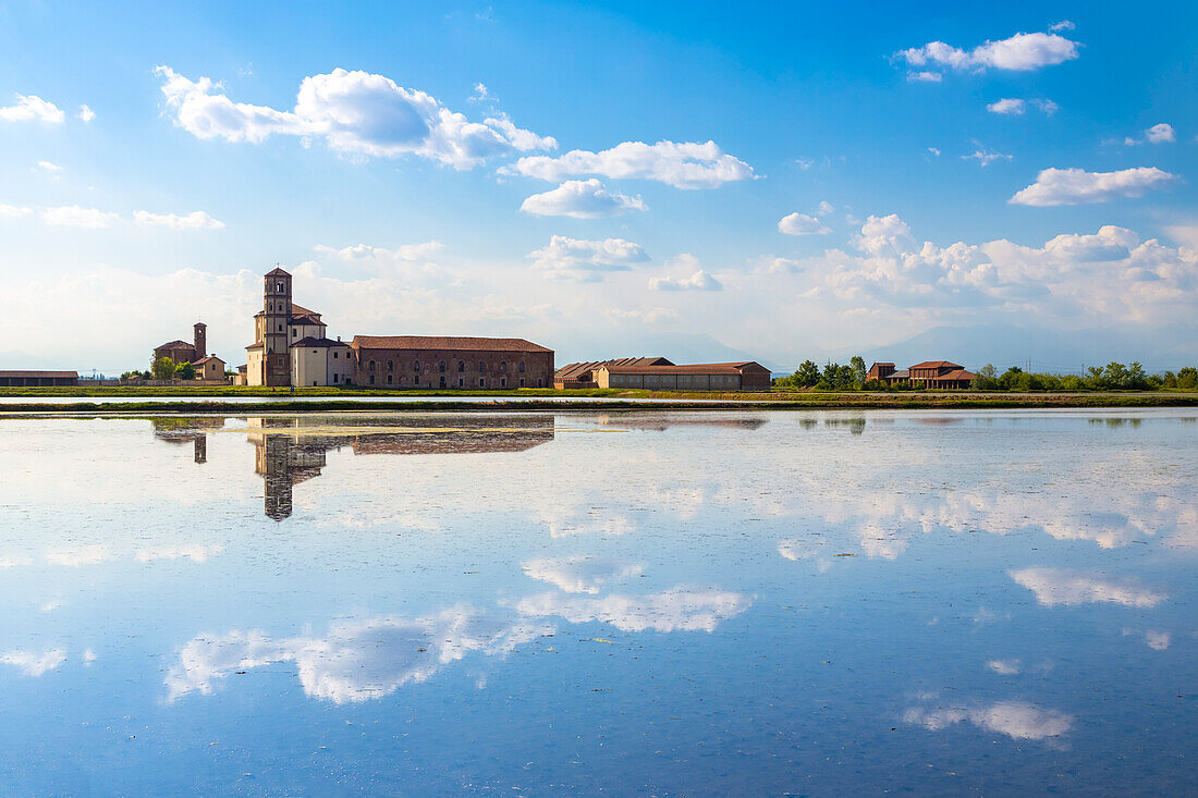 Blick auf reflektierende Wolken auf den Reisfeldern des Fürstentums Lucedio. Trino Vercellese, Bezirk Vercelli, Piemont, Italien.