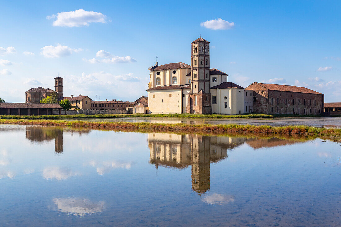 Blick auf spiegelnde Wolken auf den Reisfeldern des Fürstentums Lucedio. Trino Vercellese, Bezirk Vercelli, Piemont, Italien.