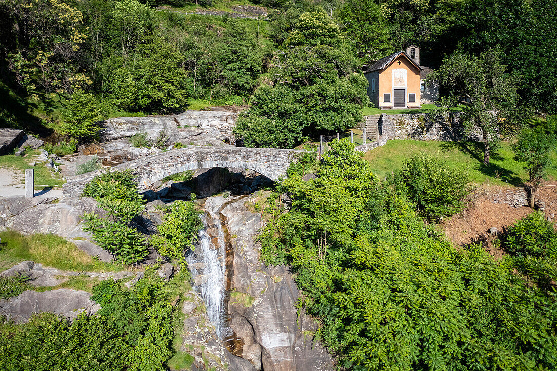Luftaufnahme der Kirche und des Wasserfalls von Santa Petronilla in der Gemeinde Biasca. Biasca, Bezirk Riviera, Kanton Tessin, Schweiz.