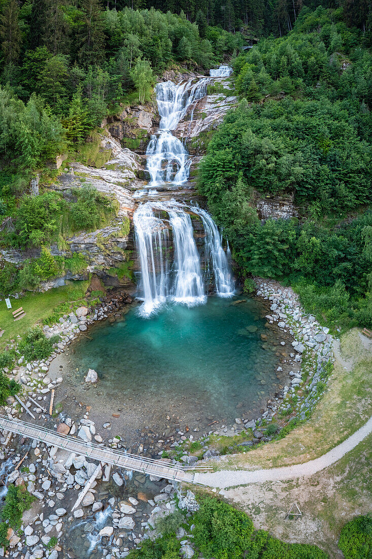 Luftaufnahme des Piumogna-Wasserfalls in Faido. Faido, Bezirk Leventina, Kanton Tessin, Schweiz.