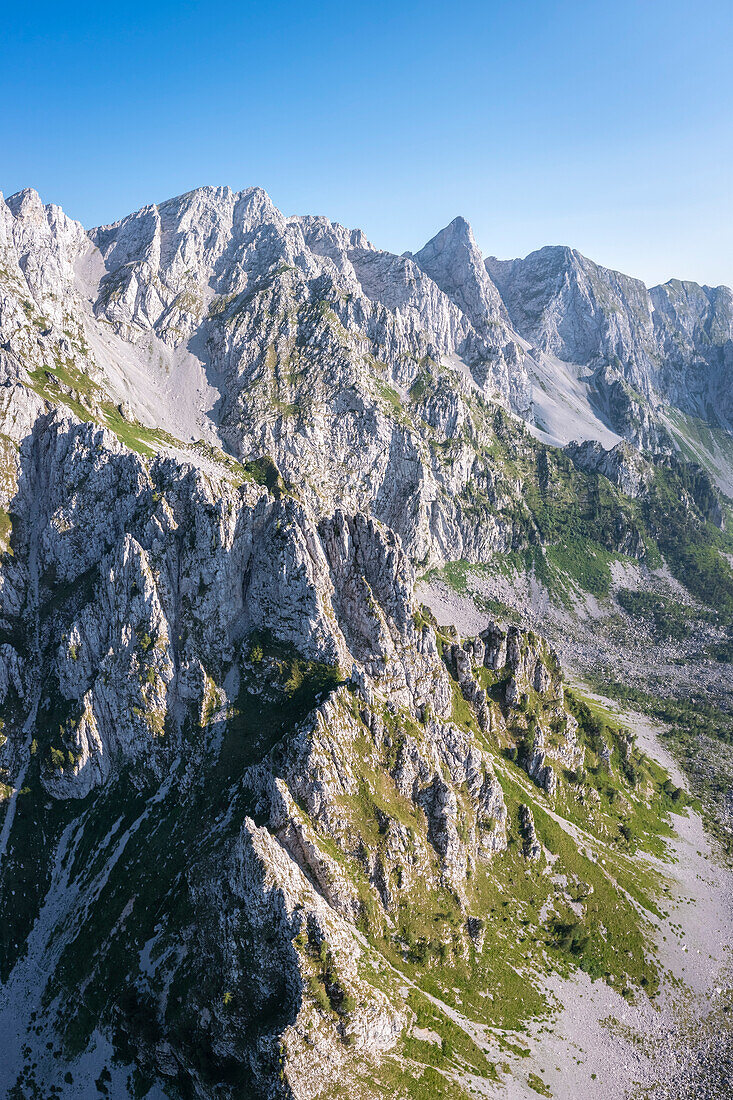 Luftaufnahme der Campelli di Schilpario und des Cimone della Bagozza im Frühling vom Kreuz des Monte Campioncino aus. Schilpario, Val di Scalve, Bezirk Bergamo, Lombardei, Italien, Südeuropa.