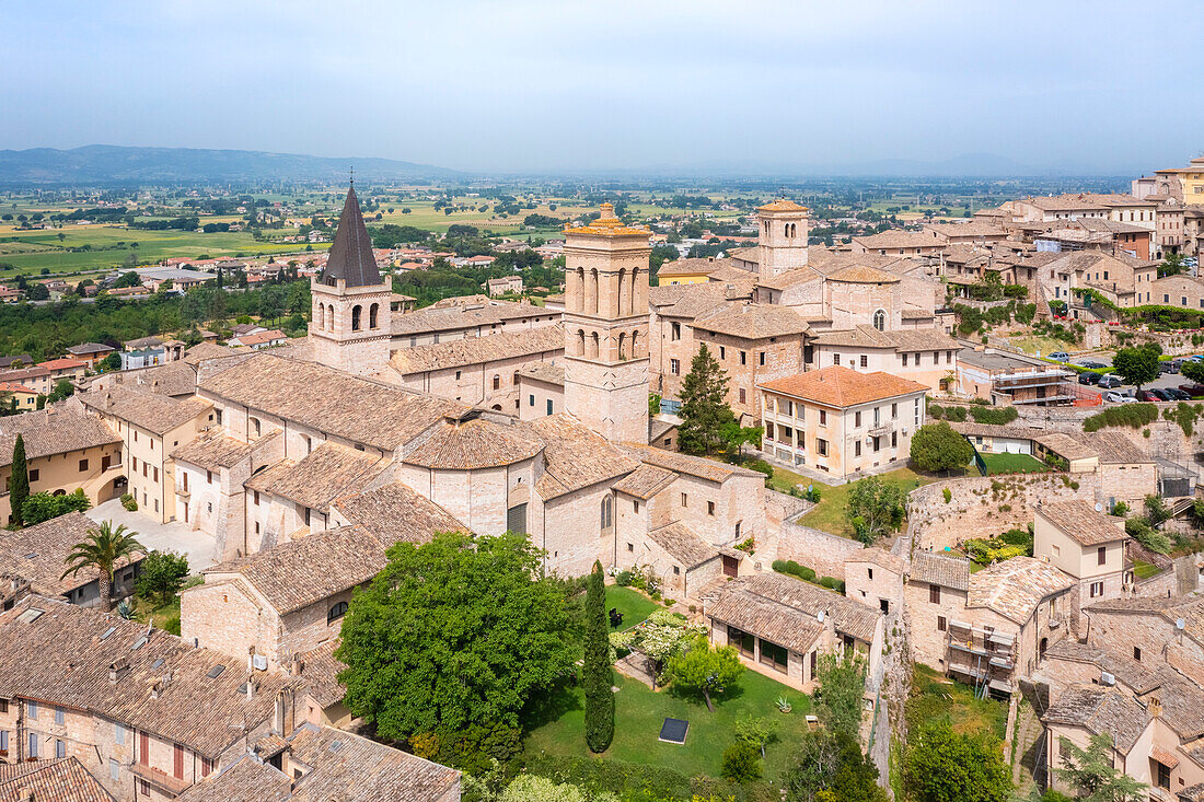 Luftaufnahme der Stadt Spello im Frühling. Spello, Bezirk Perugia, Umbrien, Italien, Europa.