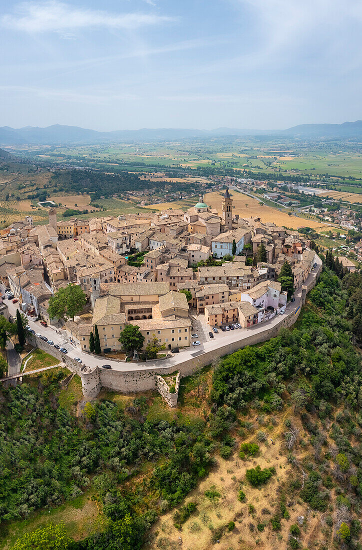 Luftaufnahme der Stadt Trevi im Frühling. Trevi, Bezirk Perugia, Umbrien, Italien, Europa.