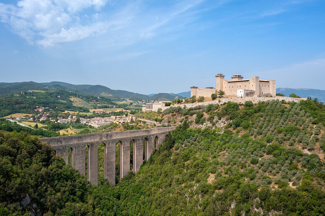 Luftaufnahme der Festung Rocca Albornoziana und des Aquädukts von Spoleto. Spoleto, Bezirk Perugia, Umbrien, Italien, Europa.