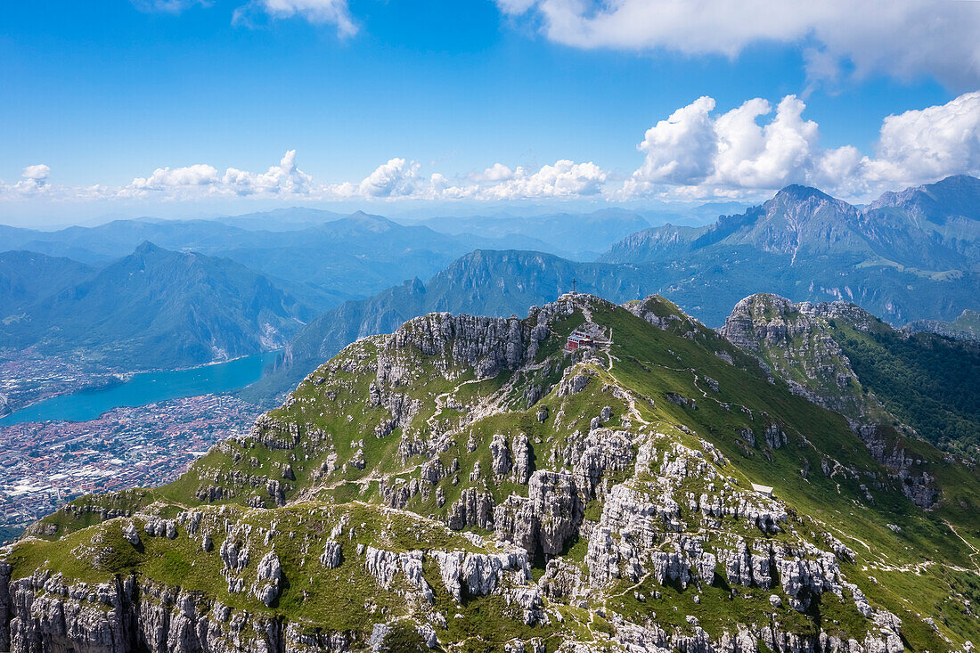 Luftaufnahme des Gipfels des Monte Resegone. Lecco, Lombardei, Italien, Europa.