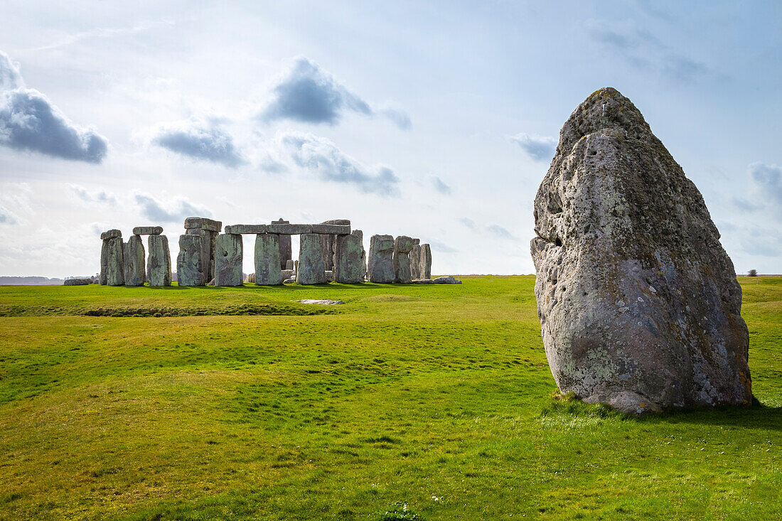 Blick auf den antiken Steinkreis von Stonehenge. Amesbury, Wiltshire, England, Vereinigtes Königreich