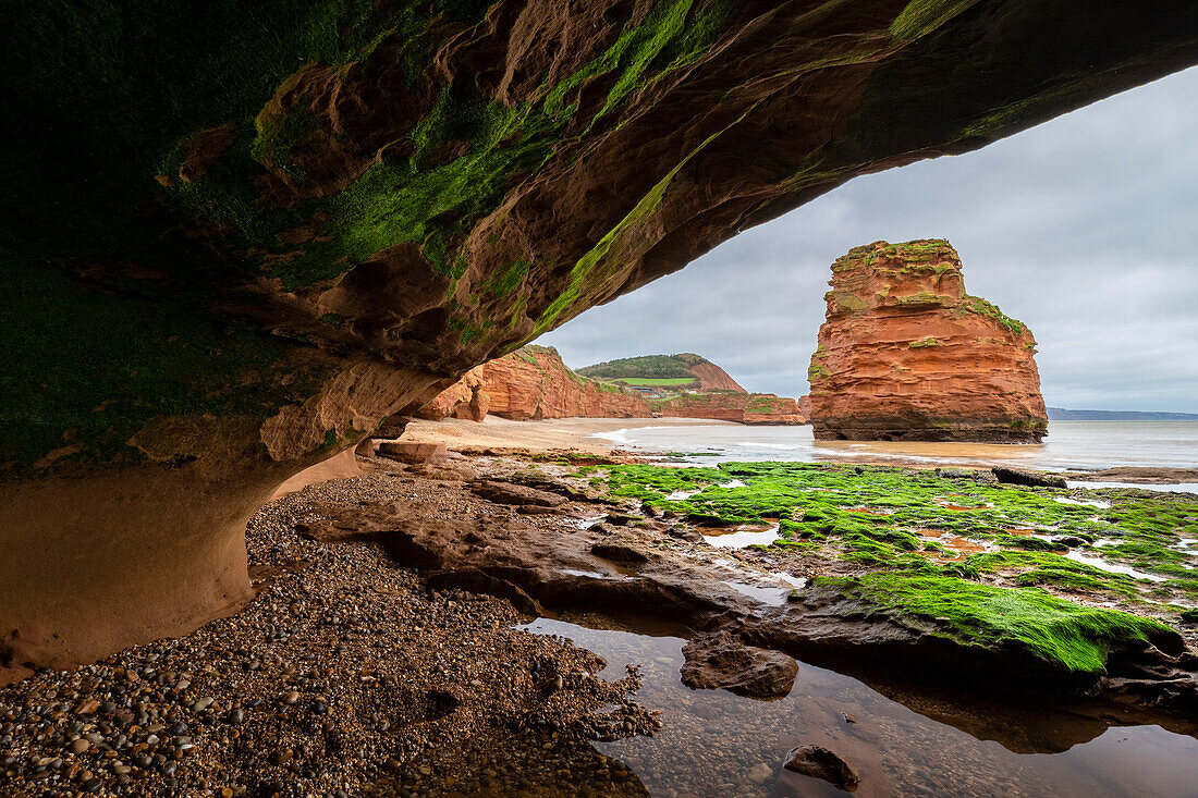 Der rote Felsen an der Küste von Sidmouth. Juraküste, Devon, England, Vereinigtes Königreich;