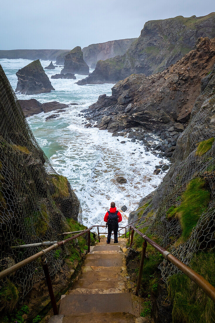 Blick auf die Bedruthan Steps genannten Schornsteine. Padstow, Newquay, Cornwall, Vereinigtes Königreich.