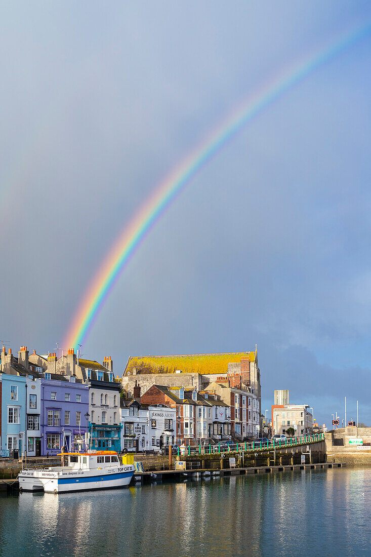 Morgenansicht mit Regenbogen am Hafen von Weymouth. Weymouth, Juraküste, Dorset, England, Vereinigtes Königreich.