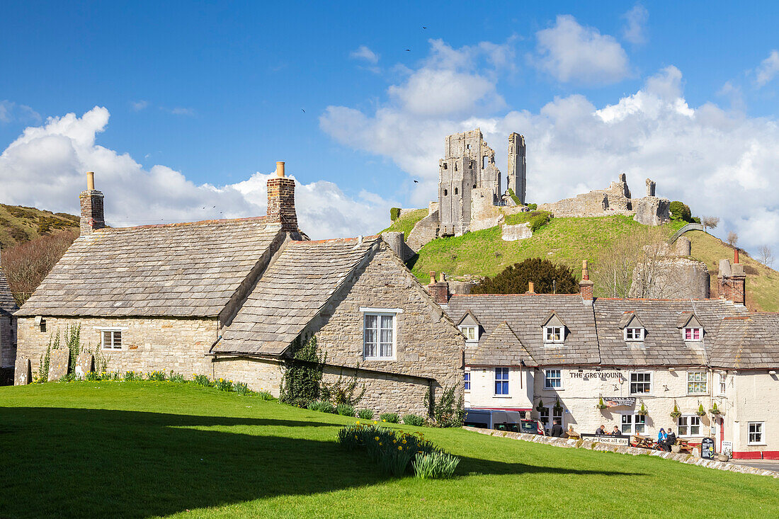 Blick auf die Altstadt und die Ruinen von Corfe Castle. Dorset, England, Vereinigtes Königreich.