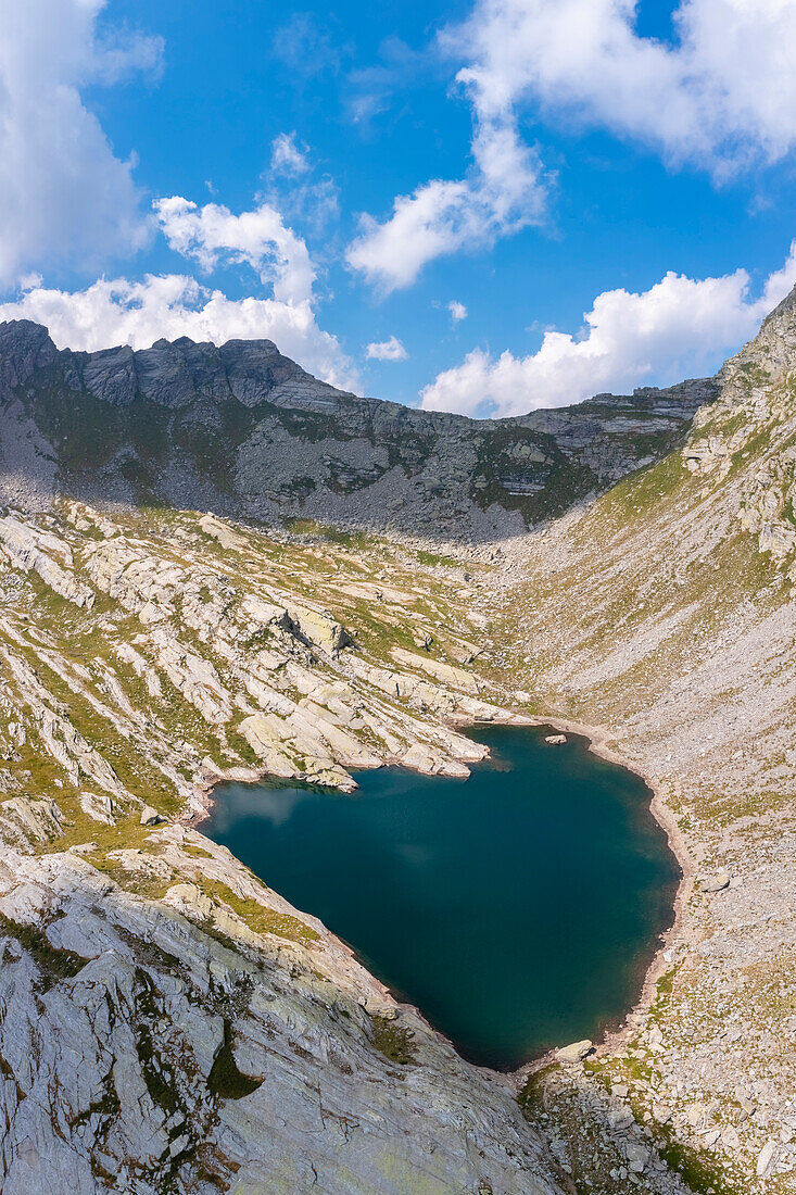 Blick auf die oberen Paione-Seen im Sommer. Bognanco, Bognanco-Tal, Piemont, Italien.