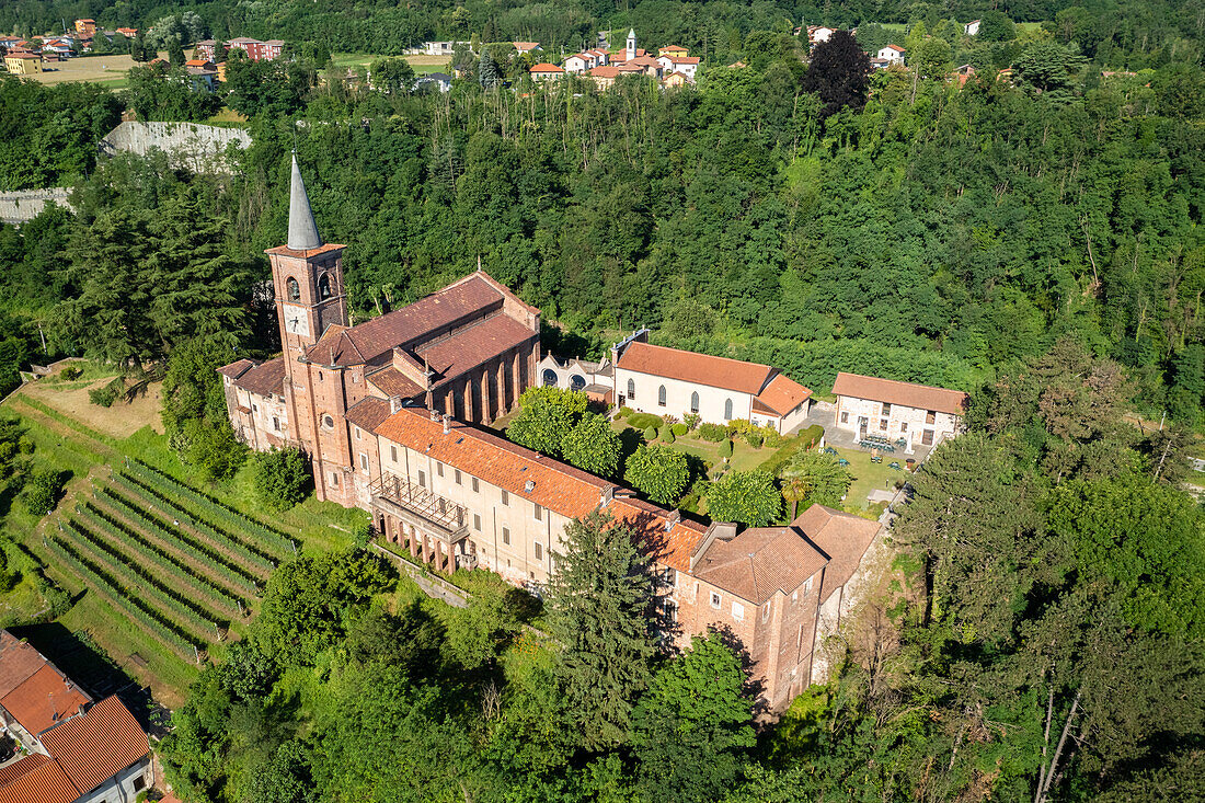 Luftaufnahme der mittelalterlichen Kirche "Collegiata" in Castiglione Olona, Provinz Varese, Lombardei, Italien.