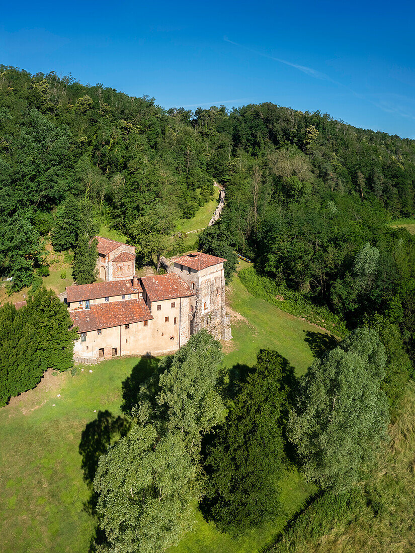 Luftaufnahme des Benediktinerklosters Monastero di Torba, in der Nähe von Castelseprio, Gornate Olona, Provinz Varese, Lombardei, Italien.