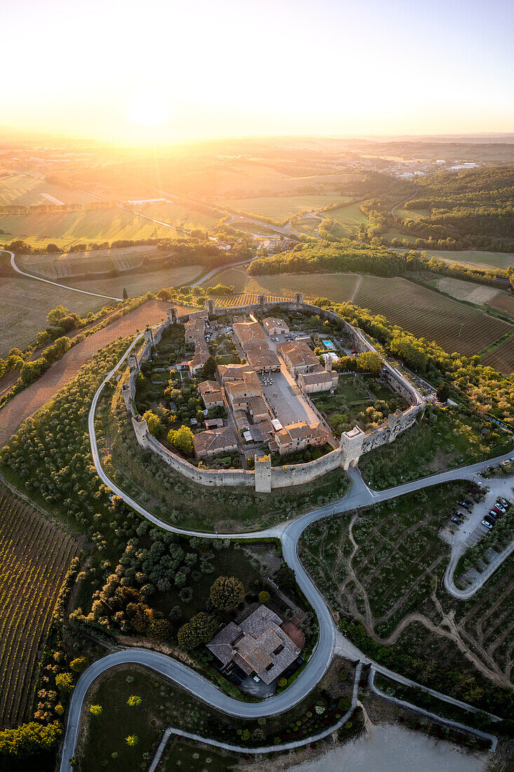 Luftaufnahme der mittelalterlichen Stadt Monteriggioni bei Sonnenuntergang. Monteriggioni, Bezirk Siena, Toskana, Italien.