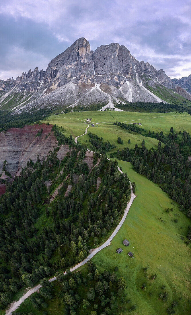 Luftaufnahme der Gipfel des Sass De Putia in der Morgendämmerung. Passo Delle Erbe, Dolomiten, Südtirol, Trentino Südtirol, Italien.