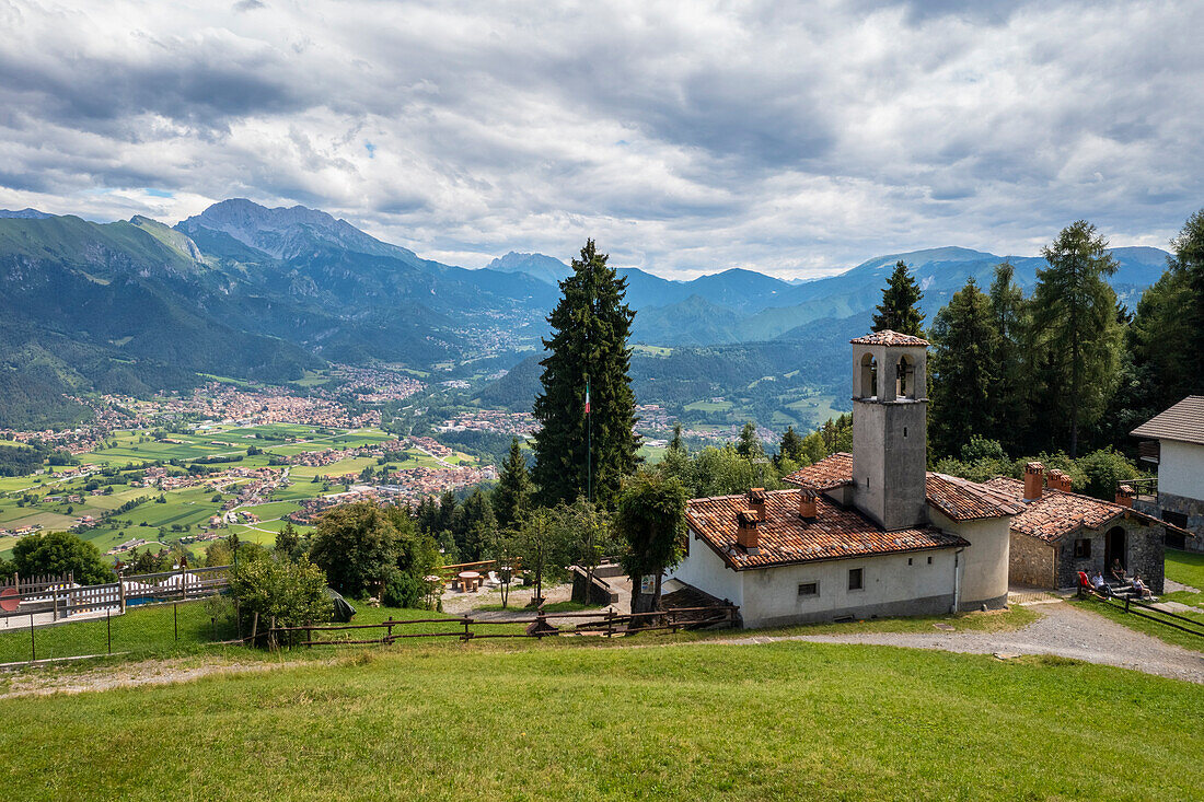 Luftaufnahme des Serianatals, der Stadt Clusone und der Presolana von den Hügeln der kleinen Kirche San Lucio. Seriana-Tal, Bezirk Bergamo, Lombardei, Italien.
